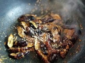 加入一勺白芝麻，关火，翻炒均匀即可出锅。