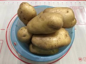 把土豆洗净备用