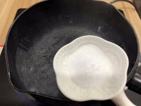 锅里坐水烧开加入盐