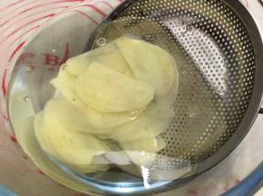 另外准备一盆冷水，把捞出的土豆片过一下冷河