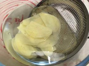 另外准备一盆冷水，把捞出的土豆片过一下冷河
