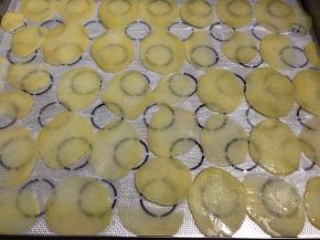 捞出沥干水分，码在烤盘上