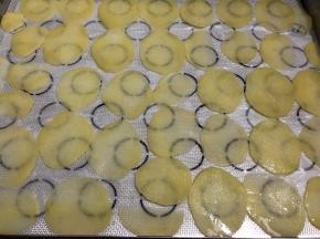 捞出沥干水分，码在烤盘上
