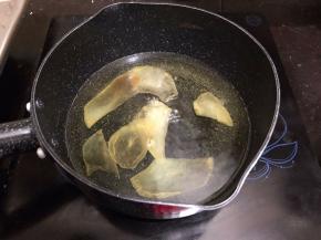 锅里坐油，加热至锅壁有鱼眼泡即可放入土豆片