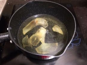 锅里坐油，加热至锅壁有鱼眼泡即可放入土豆片