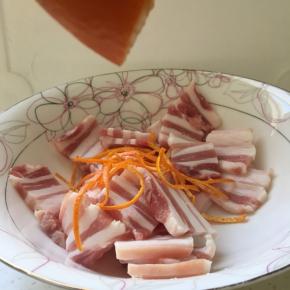 盆中挤入30毫升橙汁