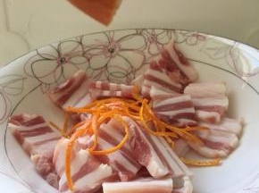 盆中挤入30毫升橙汁