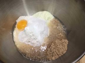 除了橄榄油之外所有材料都投进厨师机揉至扩展加入橄榄油继续揉至面团完全扩展拉出有薄膜即可