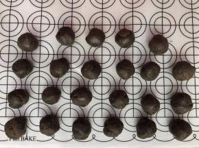 黑豆沙分成一个10克备用