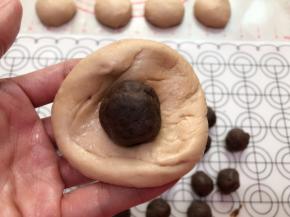 取一块面团码上黑豆沙