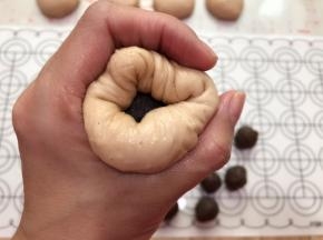 用虎口把面团收紧