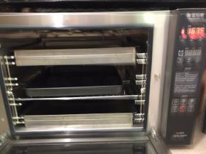 再用别外的两个烤盘压上去
170度烤15分钟