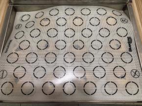 码好芝麻再用硅胶垫或者油纸铺在面包上方