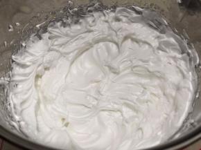 继续打发至能看到有浅浅的纹路，这时加第二次的糖 
高速打发至蛋白变得泡沫细腻，打至蛋白霜拉起的尖角是立三角，纹路非常明显就说明发好了，（如图）