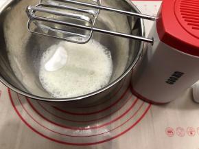 蛋白打至鱼泡眼加入第一次的细砂糖