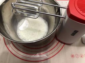 蛋白打至鱼泡眼加入第一次的细砂糖