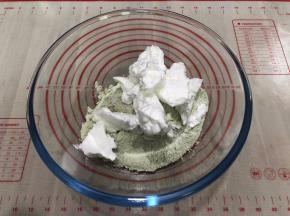 挖三分之一的蛋白和面粉混合用按压手法混合均匀至看不见蛋白