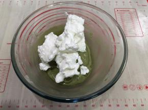 第三次蛋白用翻拌的手法混合至看不见蛋白
这一步千万别用压拌的方法哦