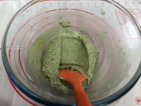 用压拌的手法轻而快的混至看不见蛋白