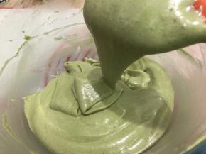 拌好的面糊提起可以呈现锻带状态