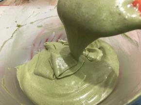 拌好的面糊提起可以呈现锻带状态