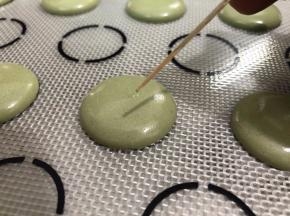 然后用牙签挑出气泡