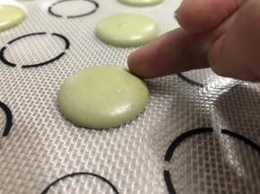 用手指尖轻轻按一下
不沾手，这样软壳就出来了
晾皮就可以了
这时预热风炉炉150度10分