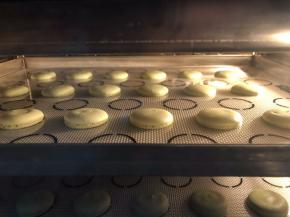 送进烤箱150度5分钟，就可出裙边这时把温度降至130度10分即可