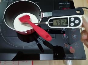 内馅制作：将淡奶油小火加热至起小泡