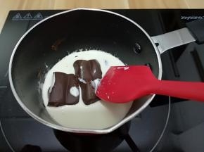 加入黑巧克力搅拌融化，我用的是德芙黑巧克力