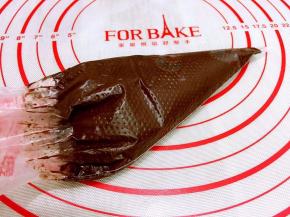 再将巧克力馅装入裱花袋中，放入冰箱冷藏半小时