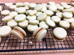 加上馅后，放上另一块马卡龙，捏紧即可