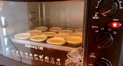 放入预热好的烤箱里，中层220度烤30分钟