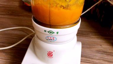 将南瓜去皮去籽切碎蒸熟，放入料理机中打成南瓜泥