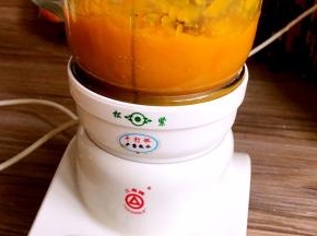 将南瓜去皮去籽切碎蒸熟，放入料理机中打成南瓜泥