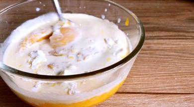 搅拌均匀成糊状同时将烤箱220度预热10分钟