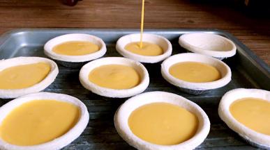 将南瓜糊倒入蛋挞皮内（8分满）