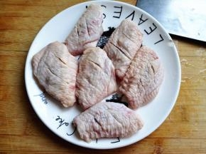 1.	鸡翅清洗干净，正面斜着切两刀，