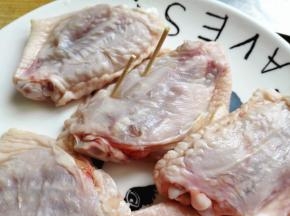 2.	背面用牙签扎几下，这样容易入味，