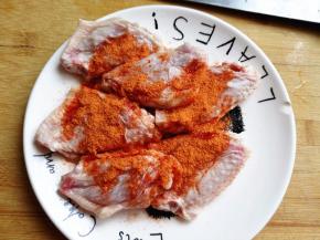 3.	撒上适量的蜜汁料，