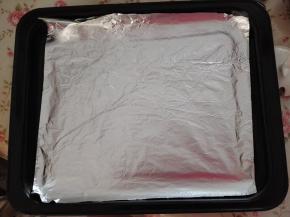 6.	烤盘上铺上锡纸，