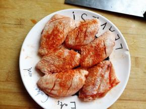 4.	反过来再撒蜜汁料，并用手反复按摩，使味道更均匀，更入味，