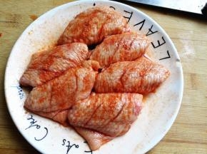 5.	最后在上面再撒一层蜜汁料，然后放冰箱冷藏4小时，冷藏的时间长一点会更入味，