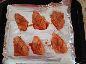 7.	腌好的鸡翅放在锡纸上，