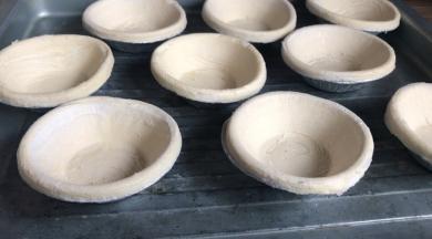 将蛋挞皮摆入烤盘中