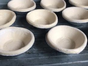 将蛋挞皮摆入烤盘中