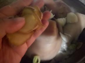 放入葱花，姜片。