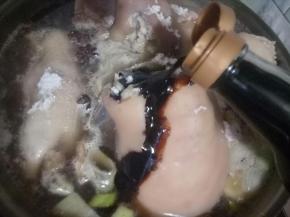 加入老抽，料酒，花椒面。