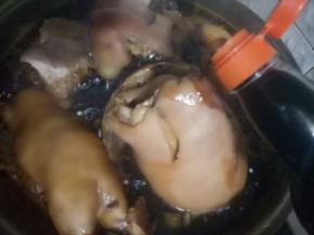 加入生抽，白糖。盖盖中火炖。