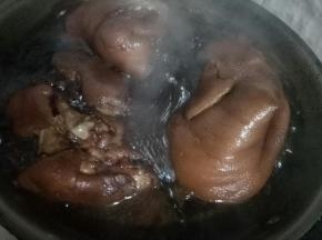 开锅放入盐。开小火继续炖。1个小时左右。汁收的差不多了，就可以关火了。